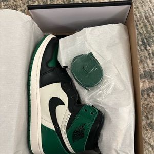 Pine Green Retro Jordan 1s